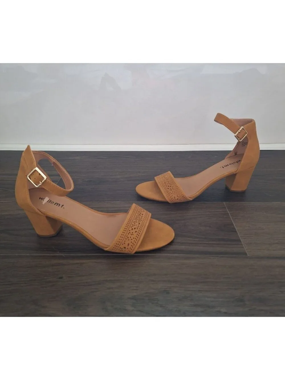 NWOT White Mountain Mustard Faux Leather Strap Sandals Size 10 Preppy Comfy Chic